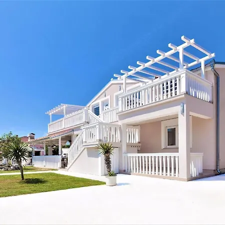 Moderne Mit Jacuzzi Apartment