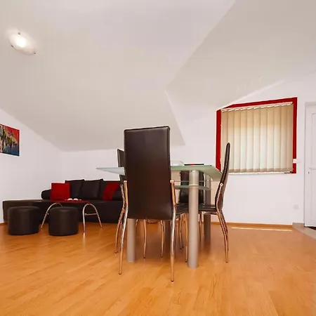 Moderne Mit Jacuzzi Apartment