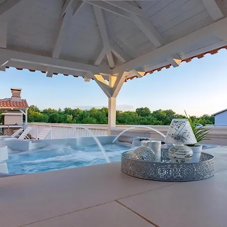 Moderne Mit Jacuzzi Apartment *