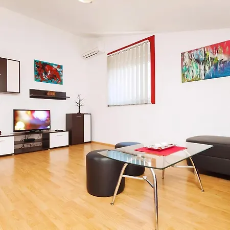 Moderne Mit Jacuzzi Apartment