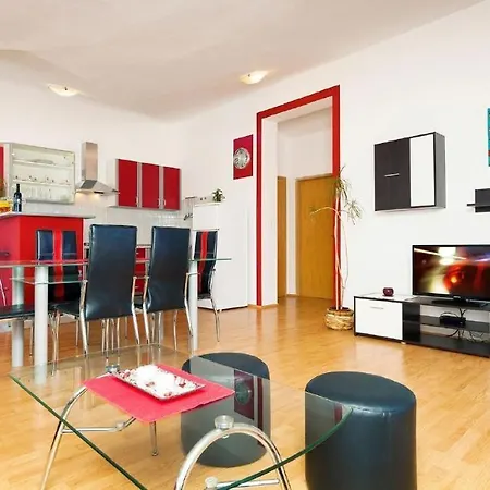 Moderne Mit Jacuzzi Apartman *