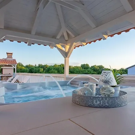 Moderne Mit Jacuzzi Apartamento