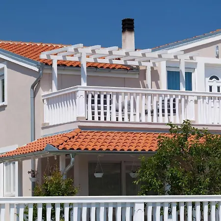 Moderne Mit Jacuzzi Apartamento Ližnjan